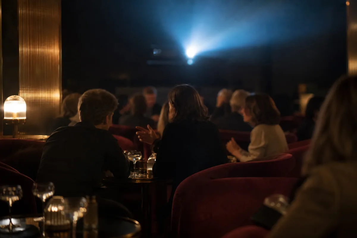 Spectateurs discutant dans un salon après le dernier épisode d&rsquo;une série